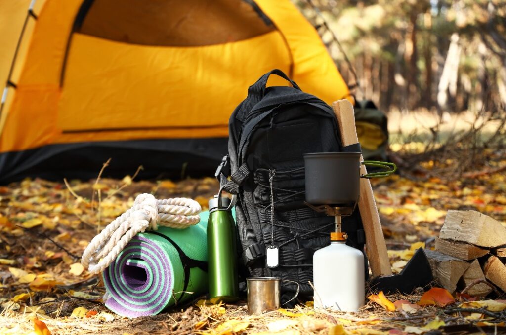 Überlebensausrüstung für Touristen und Campingzelt im Herbstwald