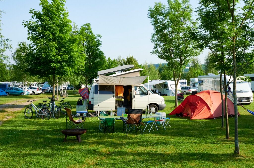 Schöner Familien Camping Urlaub mit Camping Bus.