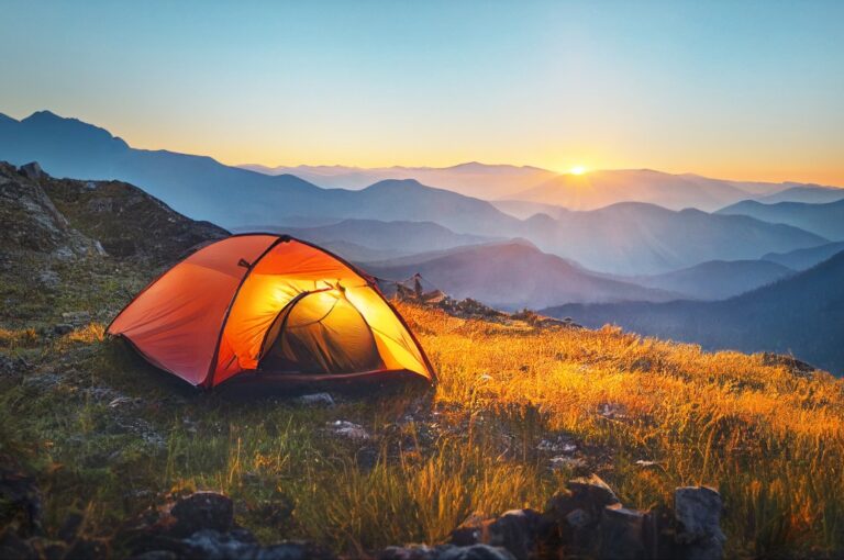 Touristisches Zeltcamping in den Bergen bei Sonnenuntergang