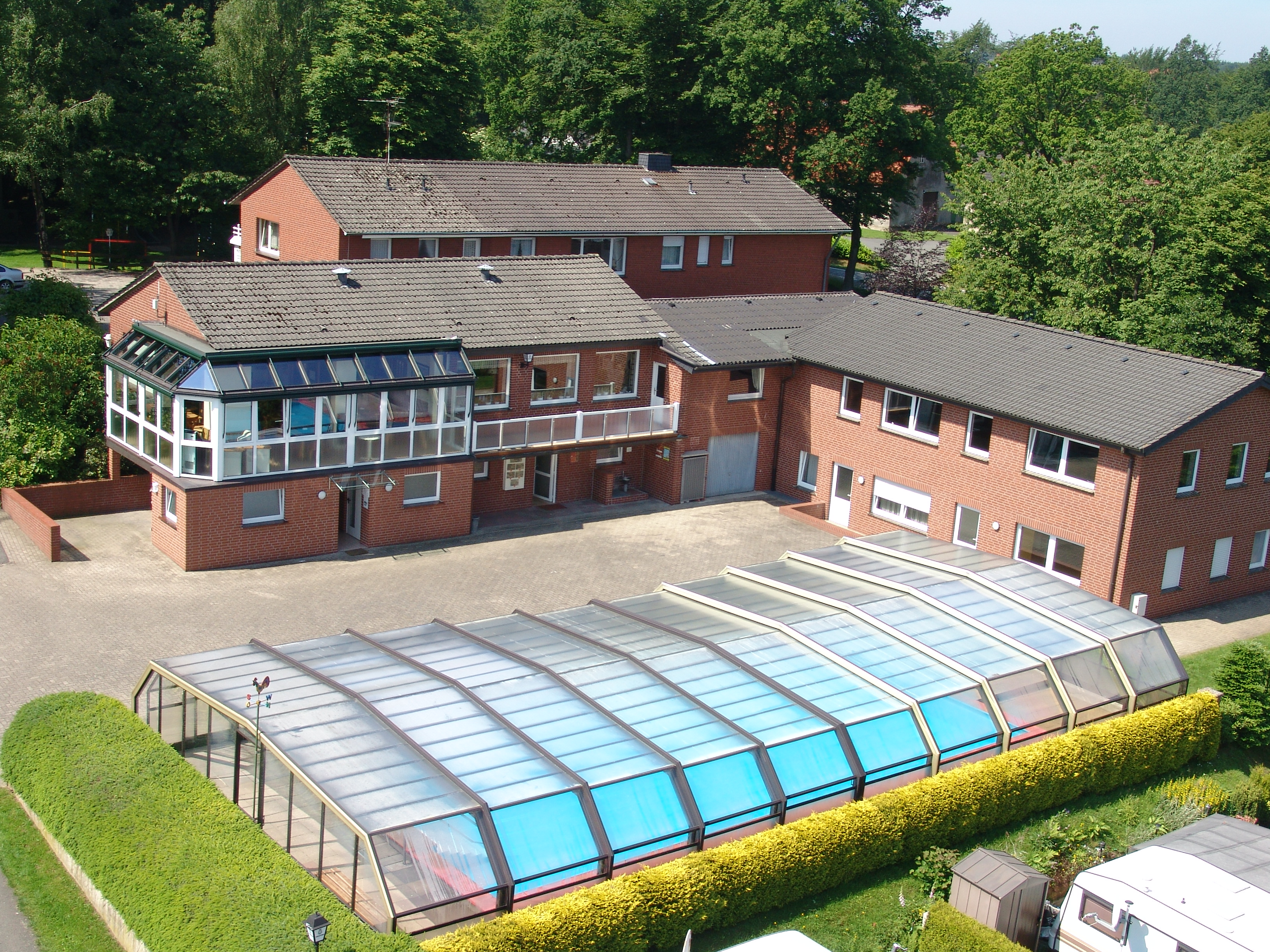 Drohnenaufnahme vom Schwimmbad auf dem Campingplatz ”Zur Schönen Aussicht”