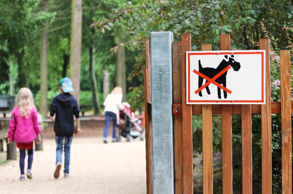 Hundeverbot am Eingang eines Campingplatzes